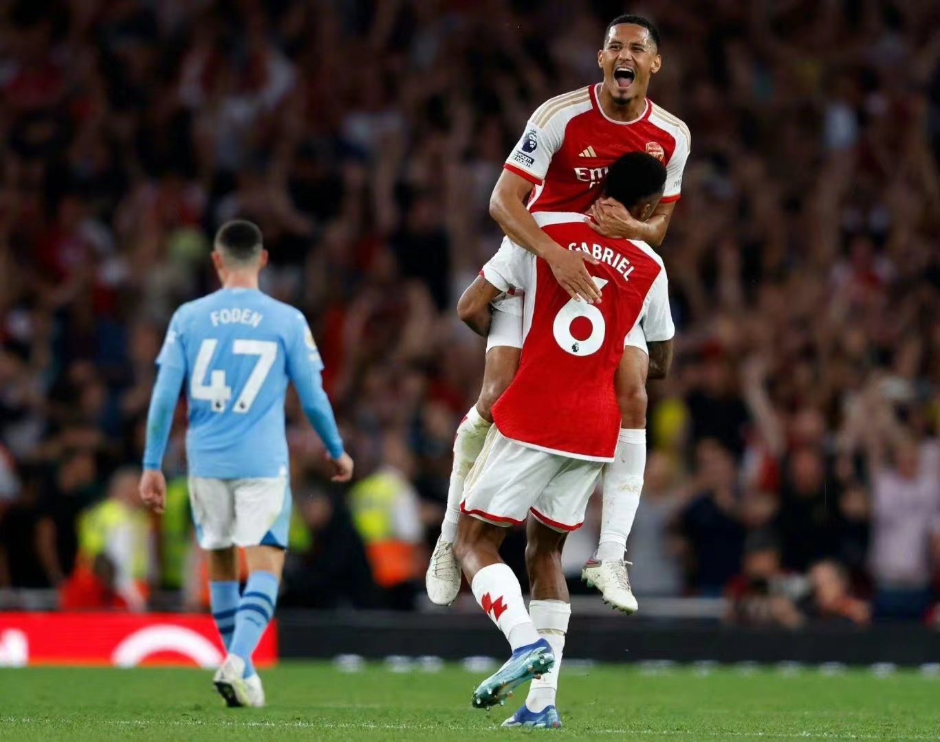 Arsenal je izveo kontranapad Manchester Cityja, navijači su navijali, a igrači su bili hrabri